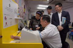 Press-Release_20170512_創新及科技局局長探訪南葵涌社會服務處_02